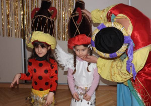 Dzieci tańczą na balu karnawałowym.
