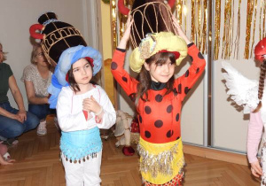 Dzieci tańczą na balu karnawałowym.
