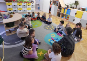 Dzieci przeprowadzają doświadczenia podczas warsztatów badawczych Klubu Dociekliwego Przedszkolaka.