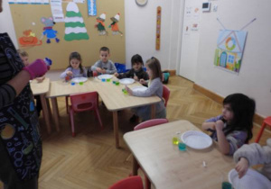 Dzieci przeprowadzają doświadczenia podczas warsztatów badawczych Klubu Dociekliwego Przedszkolaka.