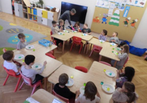 Dzieci przeprowadzają doświadczenia podczas warsztatów badawczych Klubu Dociekliwego Przedszkolaka.