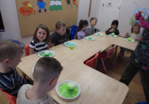 Dzieci przeprowadzają doświadczenia podczas warsztatów badawczych Klubu Dociekliwego Przedszkolaka.