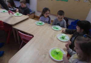 Dzieci przeprowadzają doświadczenia podczas warsztatów badawczych Klubu Dociekliwego Przedszkolaka.