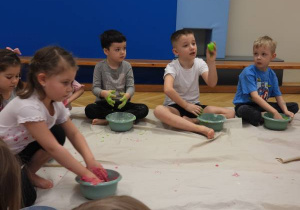 Dzieci tworzą masę plastyczną podczas zajęć sensoplastyki.