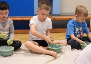 Dzieci tworzą masę plastyczną podczas zajęć sensoplastyki.