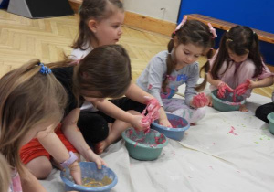 Dzieci tworzą masę plastyczną podczas zajęć sensoplastyki.