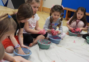 Dzieci tworzą masę plastyczną podczas zajęć sensoplastyki.