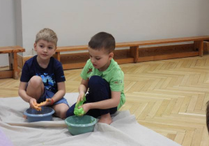 Dzieci tworzą masę plastyczną podczas zajęć sensoplastyki.