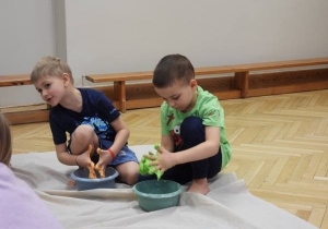 Dzieci tworzą masę plastyczną podczas zajęć sensoplastyki.