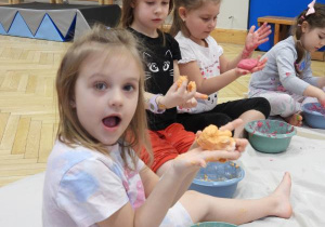 Dzieci tworzą masę plastyczną podczas zajęć sensoplastyki.