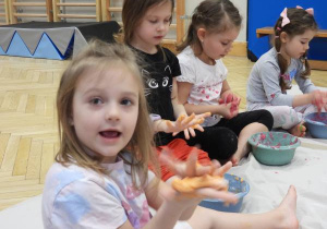 Dzieci tworzą masę plastyczną podczas zajęć sensoplastyki.