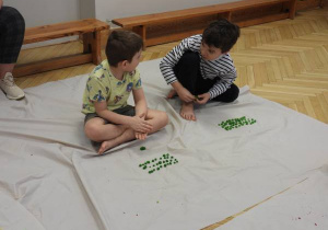 Dzieci tworzą masę plastyczną podczas zajęć sensoplastyki.