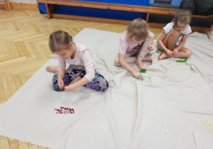 Dzieci tworzą masę plastyczną podczas zajęć sensoplastyki.