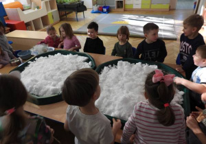 Dzieci malują na śniegu.