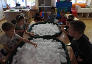 Dzieci malują na śniegu.