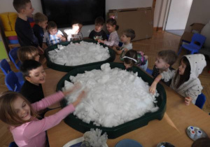 Dzieci malują na śniegu.