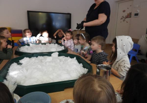 Dzieci malują na śniegu.