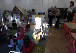 Dzieci przygotowują i piją zimową herbatkę.