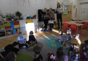 Dzieci przygotowują i piją zimową herbatkę.