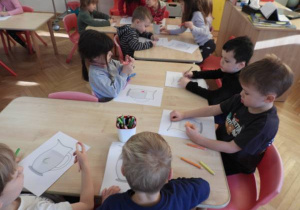 Dzieci przygotowują i piją zimową herbatkę.