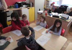 Dzieci przygotowują i piją zimową herbatkę.