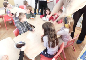 Dzieci przygotowują i piją zimową herbatkę.