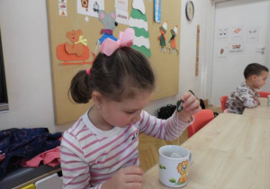 Dzieci przygotowują i piją zimową herbatkę.