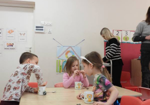 Dzieci przygotowują i piją zimową herbatkę.