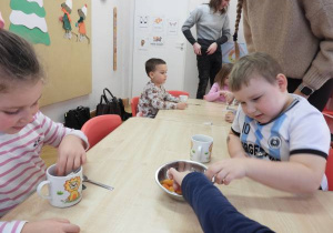 Dzieci przygotowują i piją zimową herbatkę.