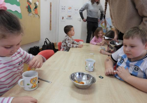 Dzieci przygotowują i piją zimową herbatkę.