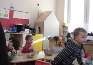 Dzieci przygotowują i piją zimową herbatkę.