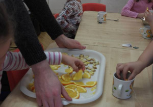 Dzieci przygotowują i piją zimową herbatkę.