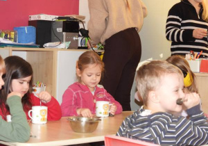 Dzieci przygotowują i piją zimową herbatkę.