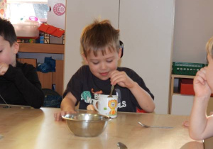 Dzieci przygotowują i piją zimową herbatkę.