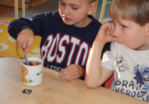Dzieci przygotowują i piją zimową herbatkę.