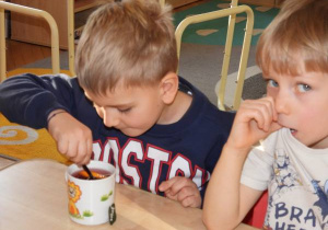 Dzieci przygotowują i piją zimową herbatkę.