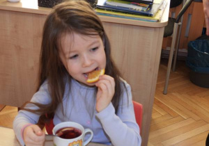 Dzieci przygotowują i piją zimową herbatkę.