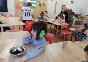 Dzieci przygotowują i piją zimową herbatkę.