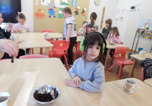 Dzieci przygotowują i piją zimową herbatkę.