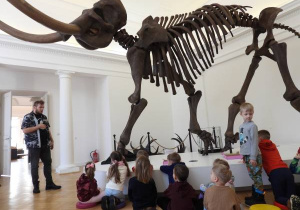 Dzieci oglądają eksponaty w Muzeum Ziemi.