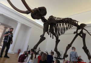 Dzieci oglądają eksponaty w Muzeum Ziemi.