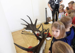 Dzieci oglądają eksponaty w Muzeum Ziemi.