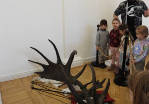 Dzieci oglądają eksponaty w Muzeum Ziemi.