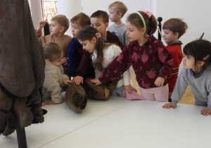 Dzieci oglądają eksponaty w Muzeum Ziemi.