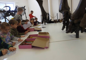 Dzieci oglądają eksponaty w Muzeum Ziemi.