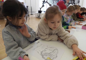 Dzieci oglądają eksponaty w Muzeum Ziemi.