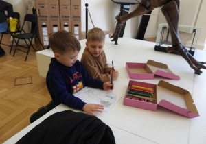 Dzieci oglądają eksponaty w Muzeum Ziemi.