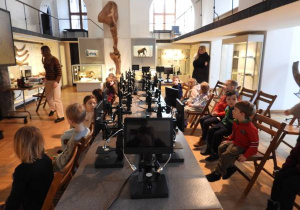 Dzieci oglądają eksponaty w Muzeum Ziemi.