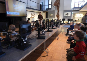 Dzieci oglądają eksponaty w Muzeum Ziemi.