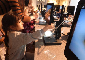 Dzieci oglądają eksponaty w Muzeum Ziemi.